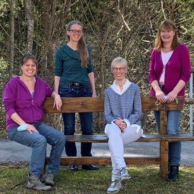 Vier Frauen im Grünen als Jobbegleiterinnen