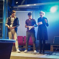 Drei Menschen vom Projekt WiLLE stehen gemeinsam auf der Bühne